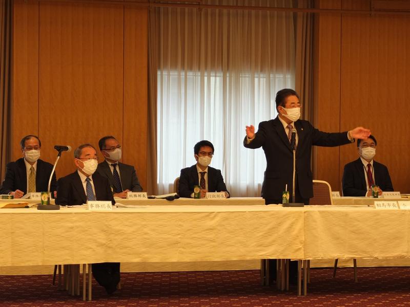 発言する立谷市長