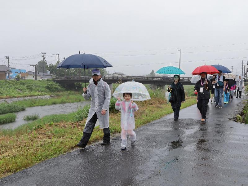 ウオーキングを楽しむ参加者