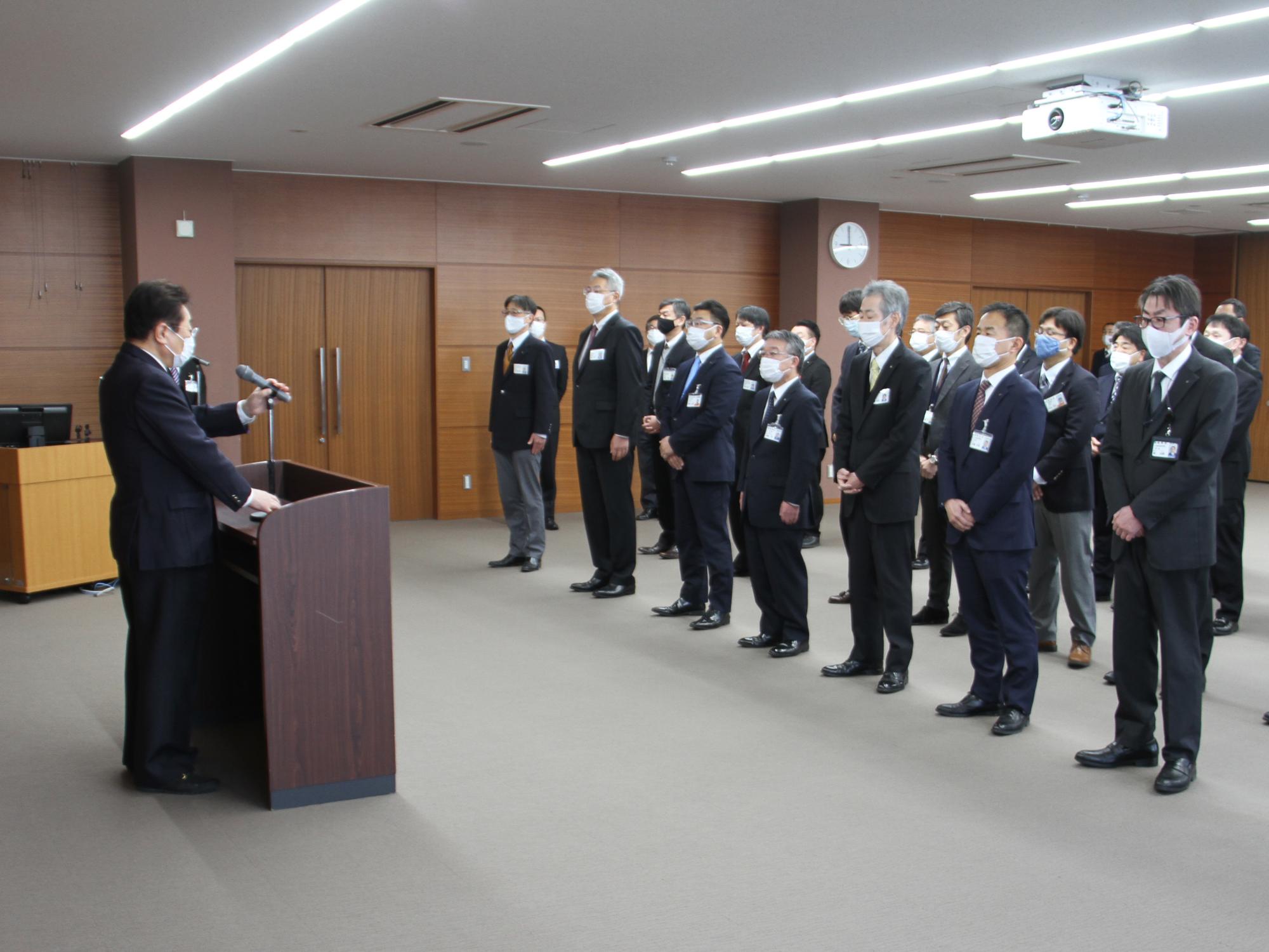 仕事始めの式で市長からの訓示を行う様子