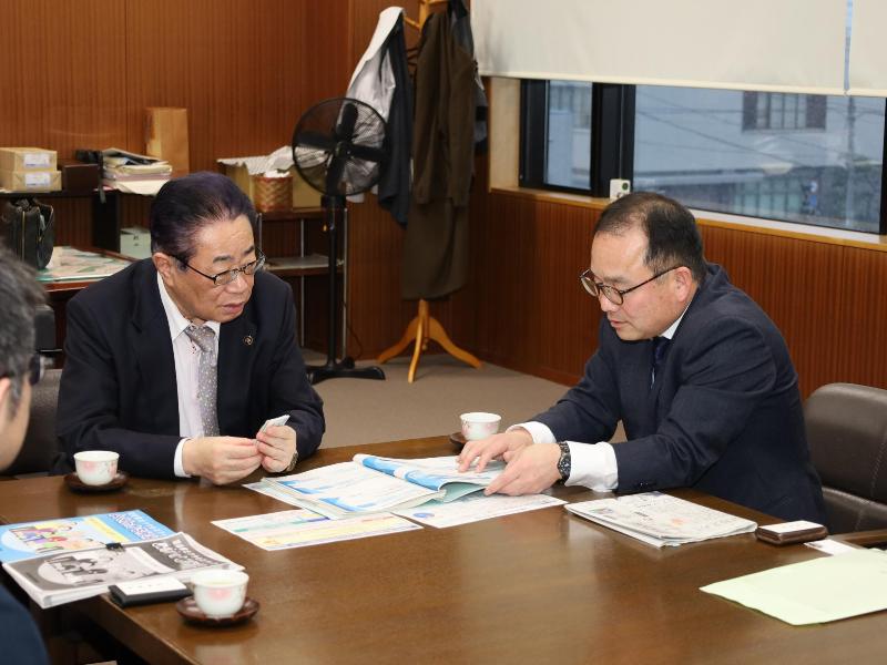 法務局職員から説明を受ける立谷市長の様子