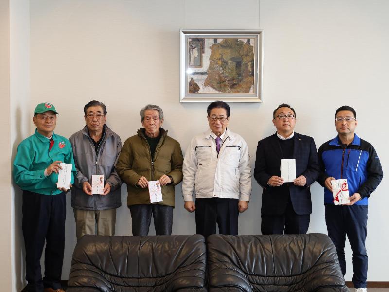 支援金を寄付する5団体と立谷市長の集合写真