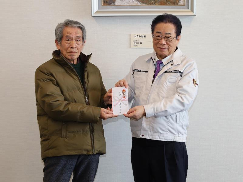 立谷市長に支援金を手渡す鎗町自治会区長の写真