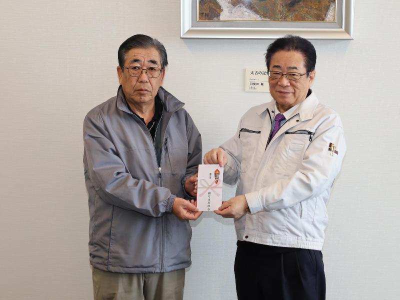 立谷市長に支援金を手渡す鎗町生産組合代表者の写真