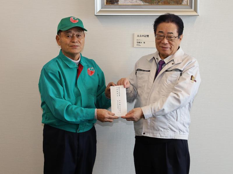 立谷市長に支援金を手渡す和田観光苺組合組合長の写真