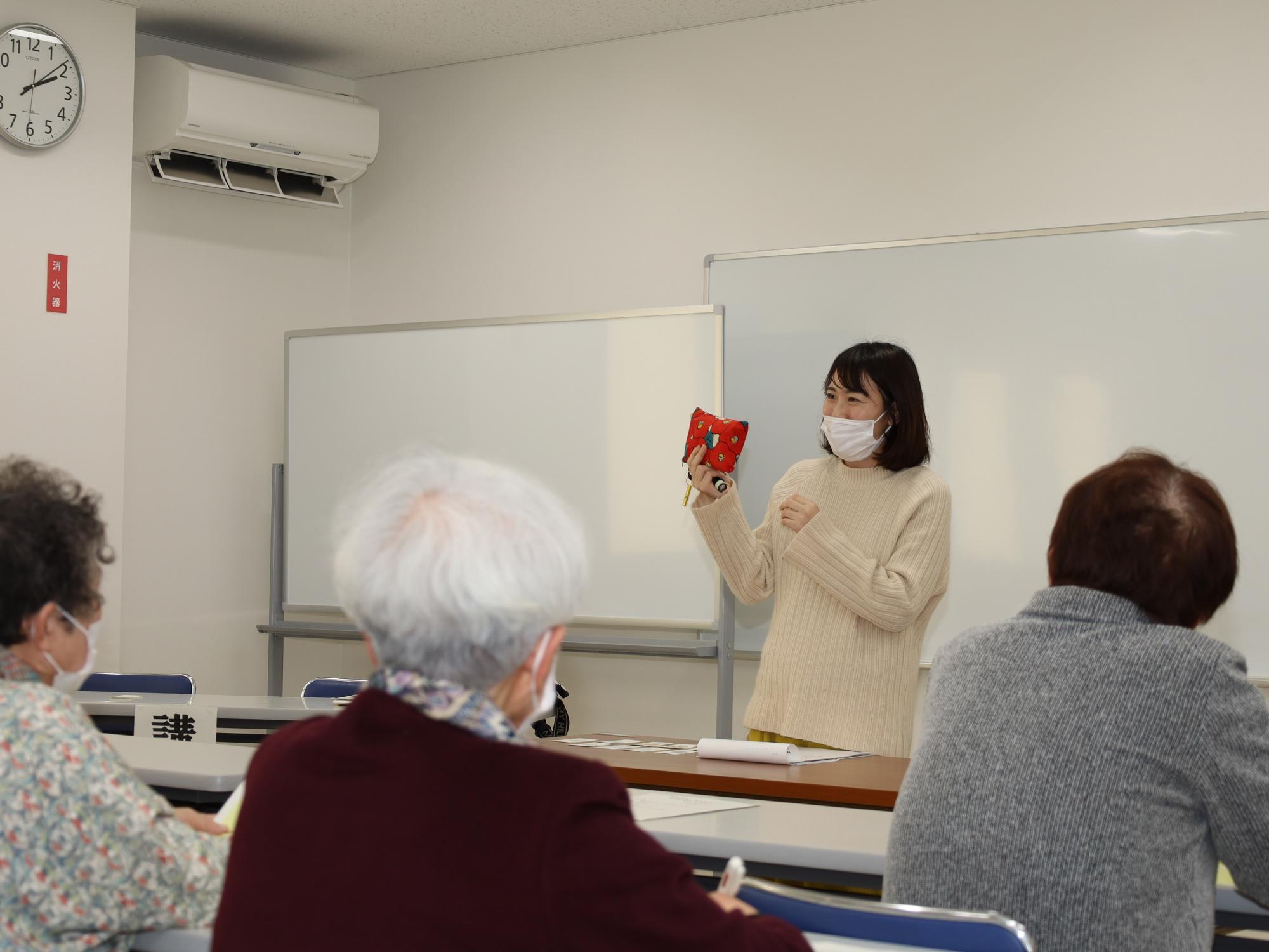 防災ワークショップでico.氏が市民らに講演する様子