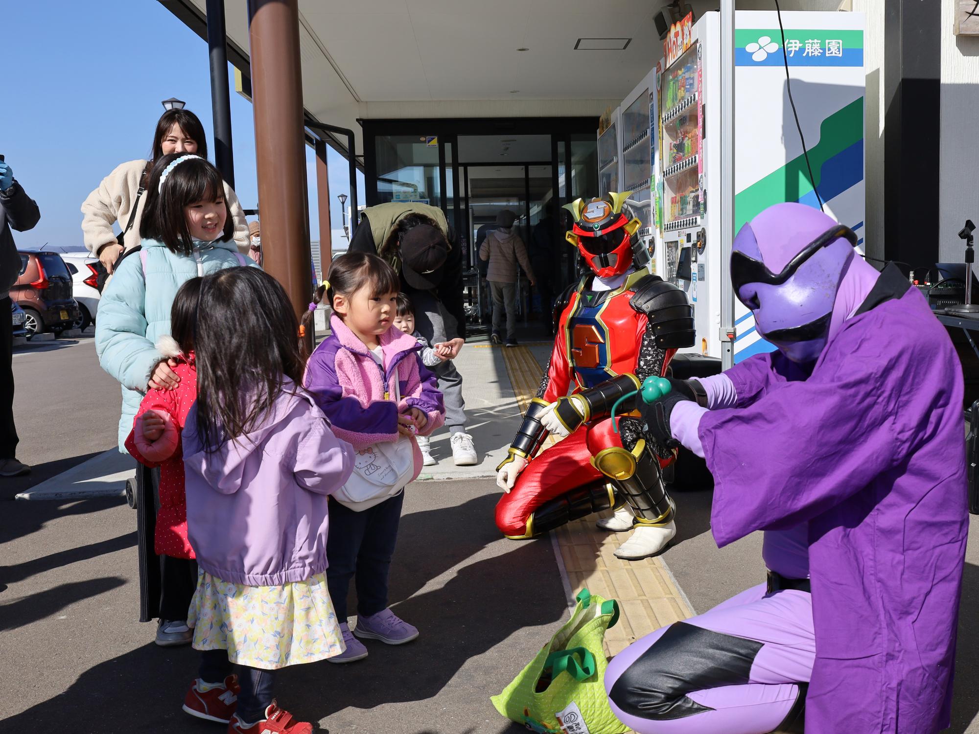 相馬復興市民市場の相双神旗ディネードによるバルーンアートイベントの様子