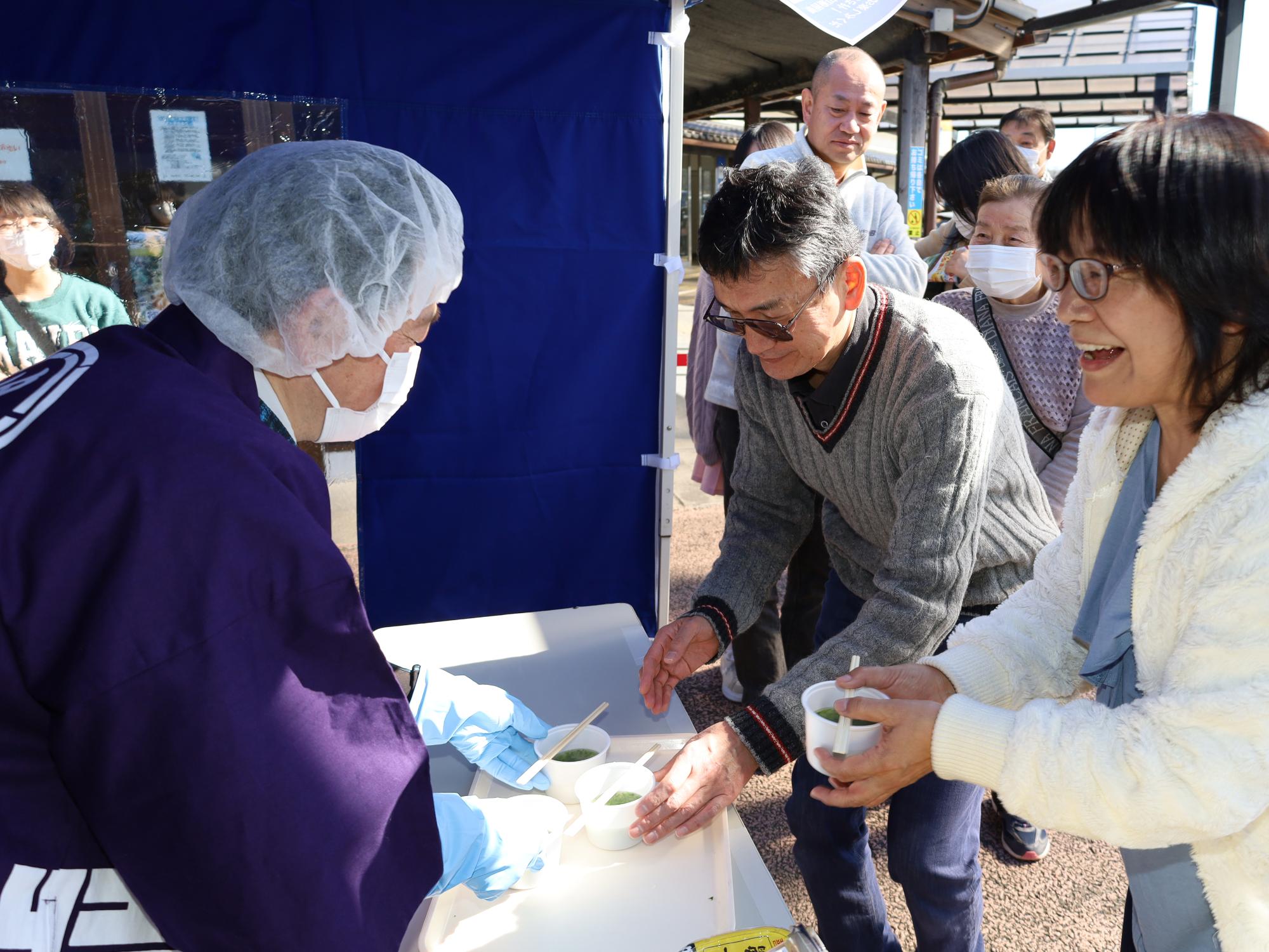 道の駅そうまでアオサ味噌汁の振る舞いが行われる様子