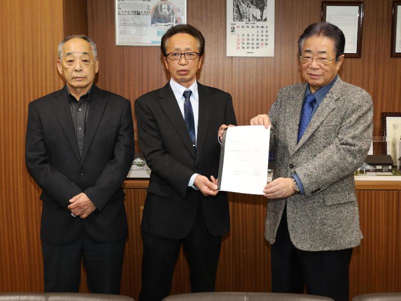 要望書を手渡す様子