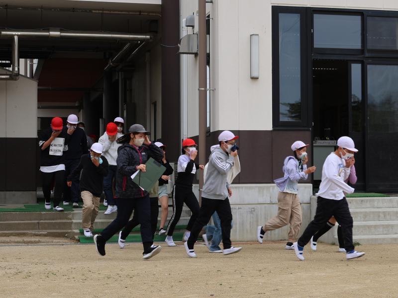 日立木小学校児童らの避難訓練の様子