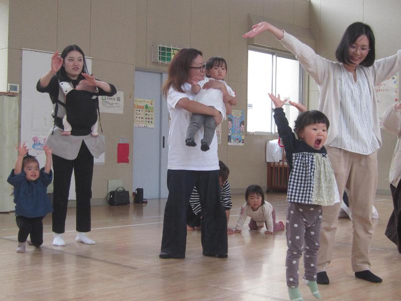 親子で楽しく体を動かす様子