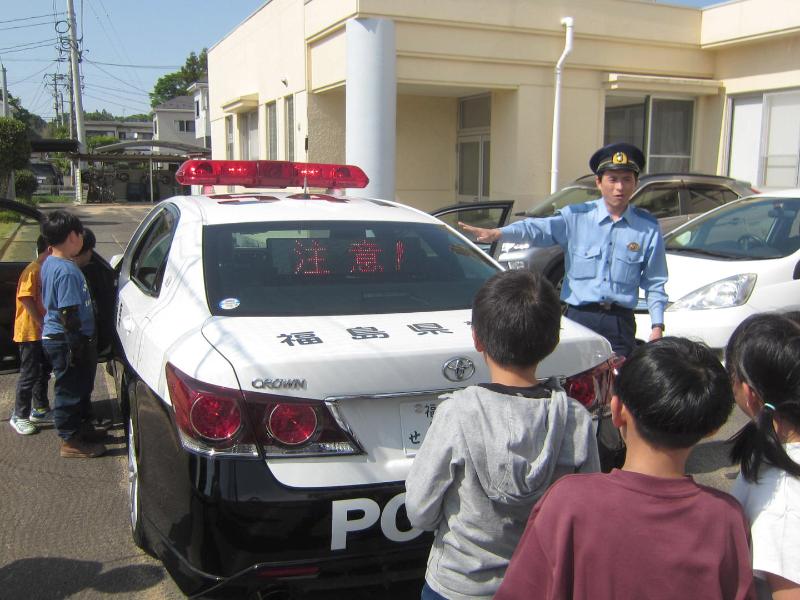 パトカー見学の様子