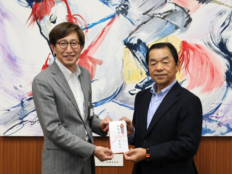 奨励金交付の様子