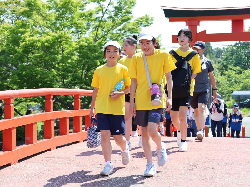 涼ヶ岡八幡神社を歩く様子