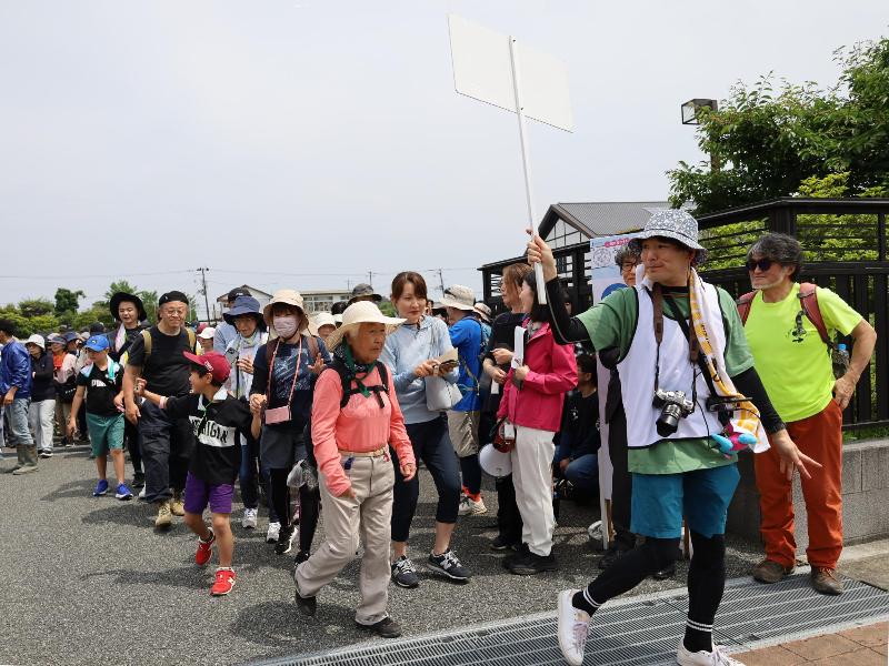 市民会館を出発する様子