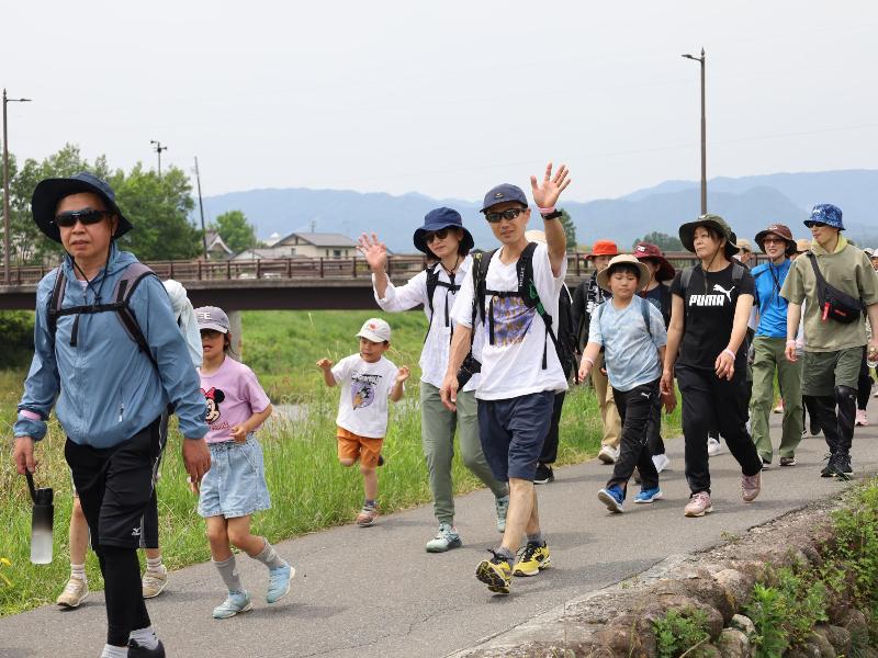 市民会館を出発する様子