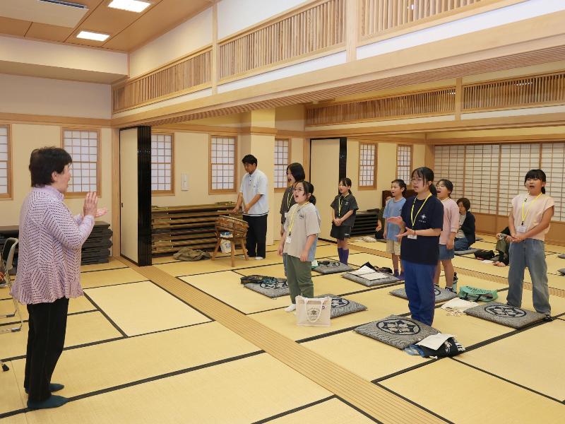 民謡を練習する児童・生徒