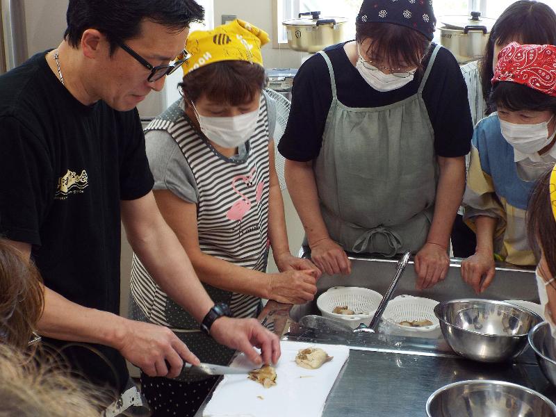 ホッキ貝下処理の様子