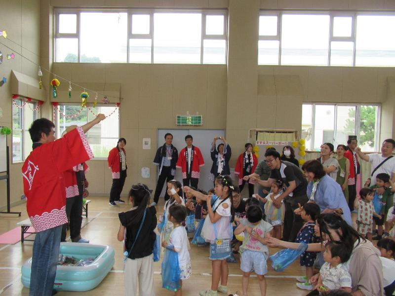 縁日を楽しむ様子