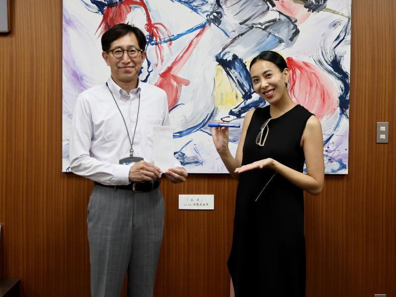 寄付金を手渡す様子
