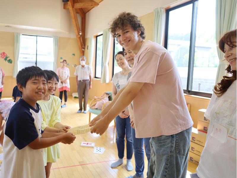 募金を渡す子どもたちの様子