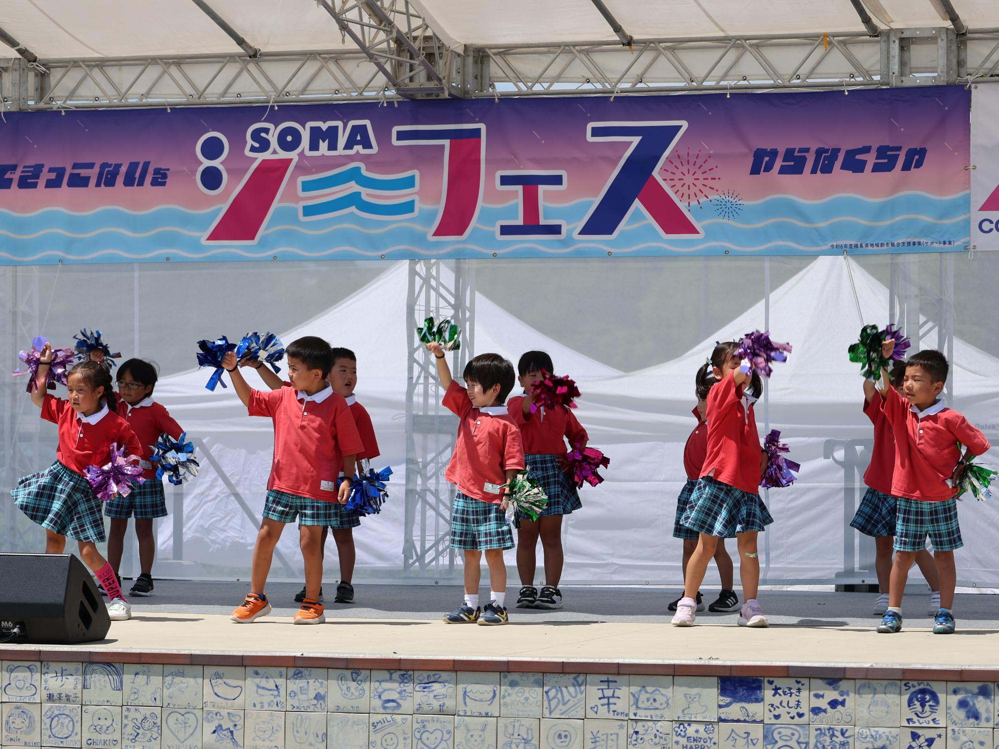 踊りを披露する園児