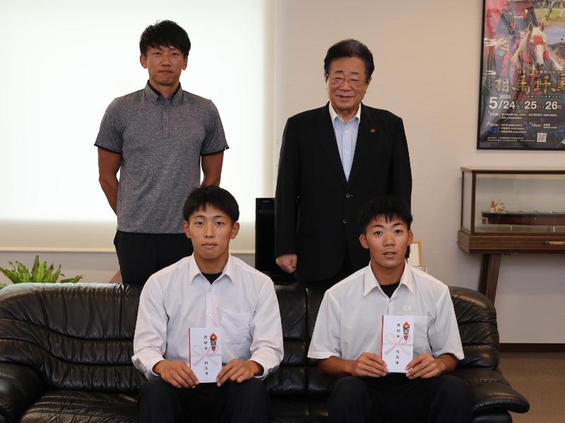 全国大会の出場を市長に報告し記念撮影をした様子