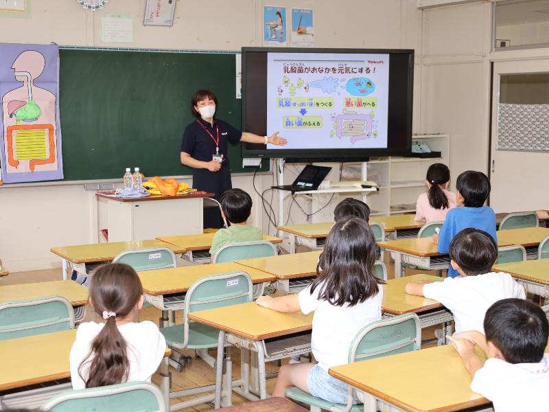 熱心に聞く児童