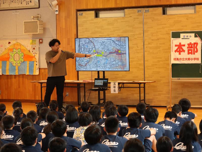 授業を熱心に聞く児童ら