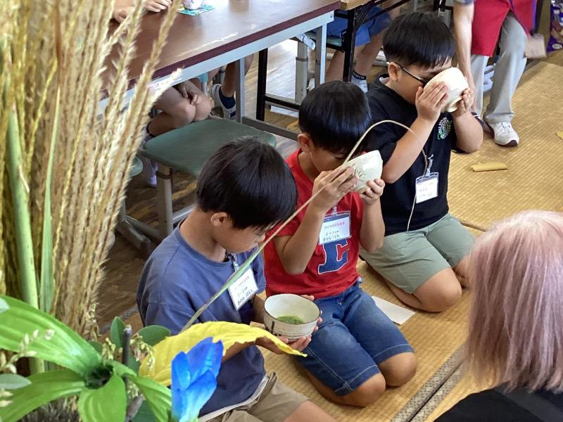 お茶の作法を学ぶ児童