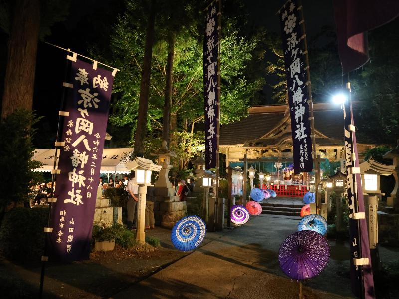 ライトアップされた八幡神社