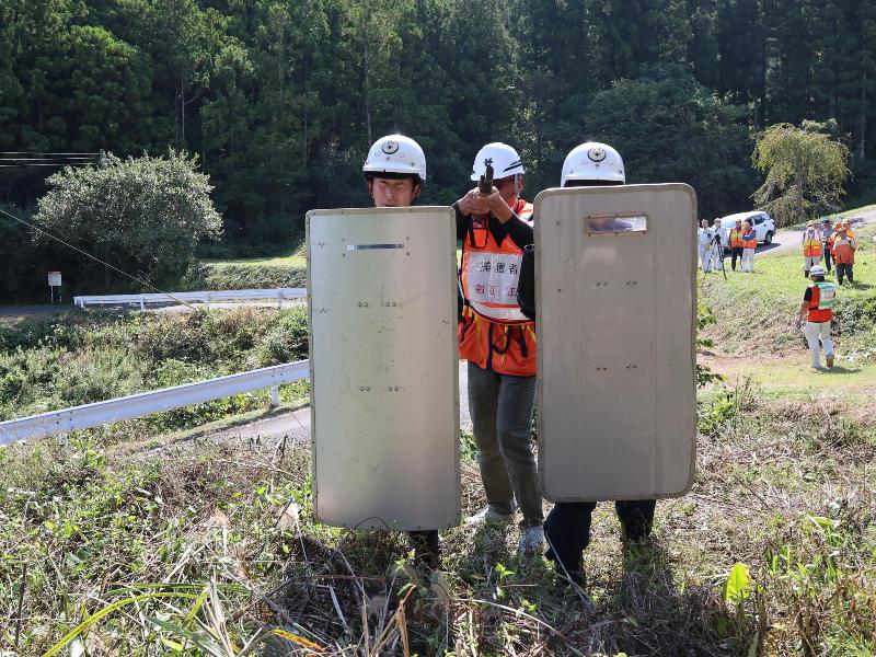 模擬発砲する様子