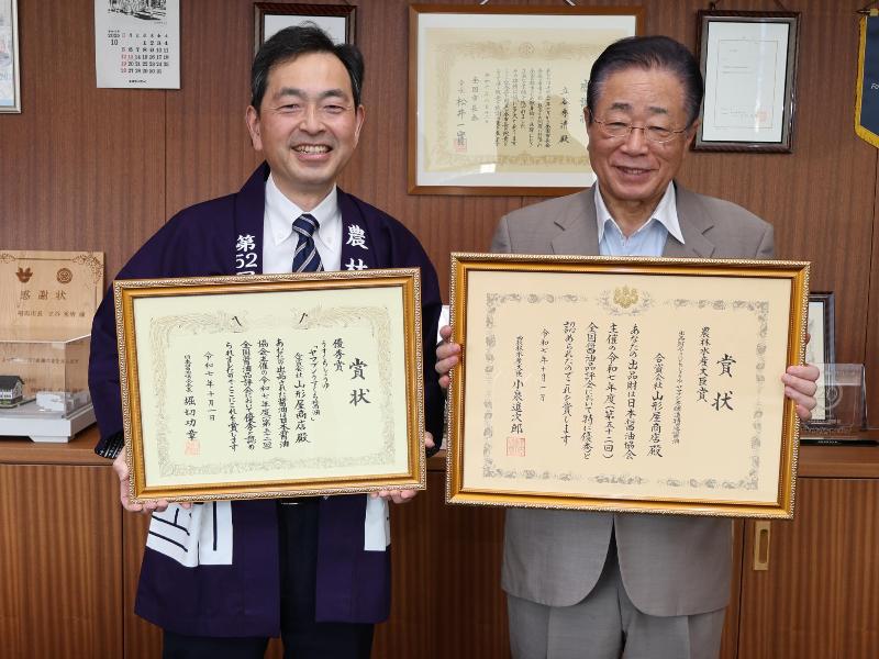 受賞を報告する様子