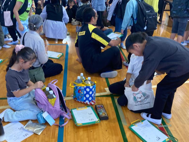 防災リュックを作成する様子