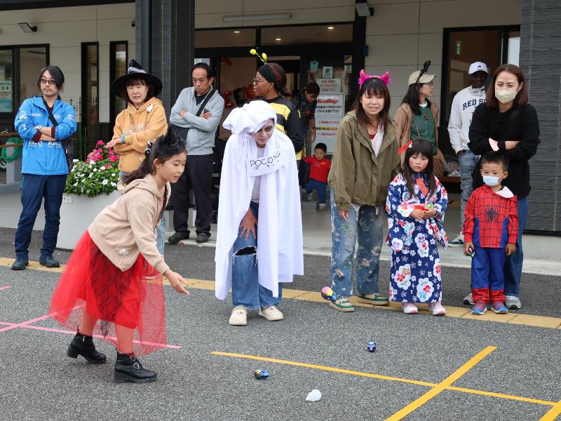 外国人ボランティアとゲームをする子ども