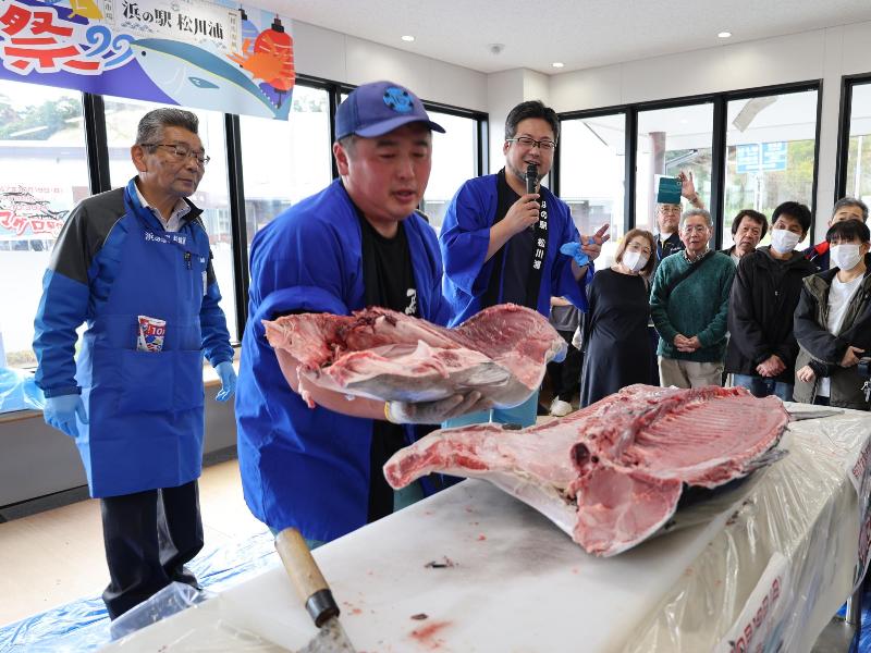 相馬復興市民市場2周年記念イベントで、模擬競りが行われ大いに盛り上がる様子