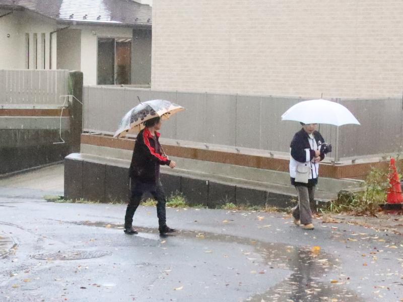 自宅から避難してくる住民ら