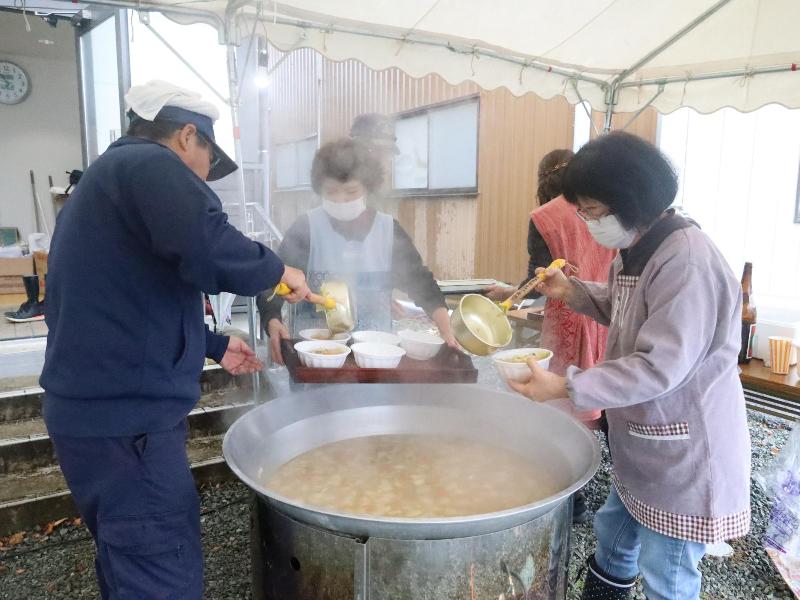 豚汁を配給する様子