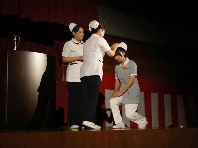 ナースキャップをかぶせてもらう様子