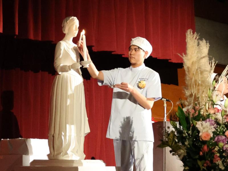 キャンドルに点灯する様子