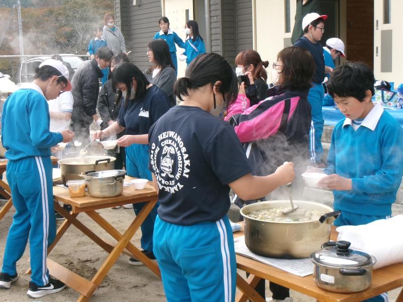 いも煮を取り分ける児童らの様子