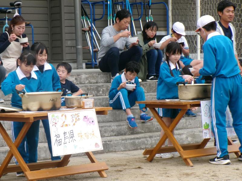 いも煮を食べる児童らの様子