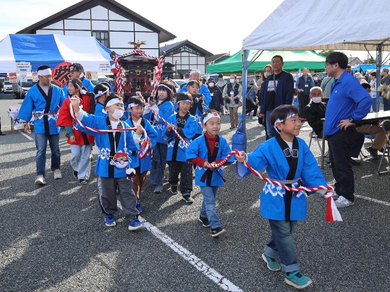 みこしを担ぐ子どもの様子