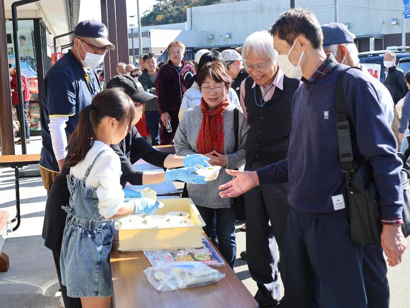 相馬復興市民市場の無料ふるまいの様子