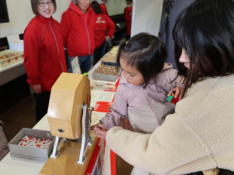 市民会館でスタンプラリー参加者のくじ引きが行われる様子