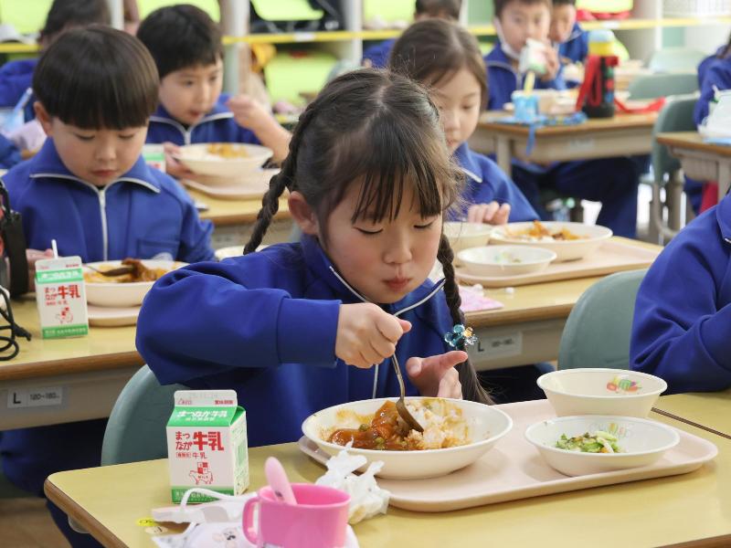 給食を食べる児童