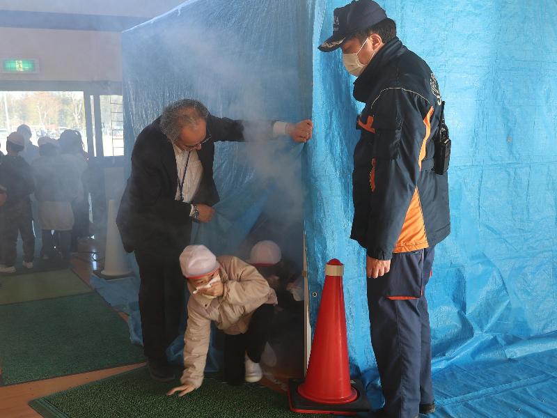 煙中訓練をする児童