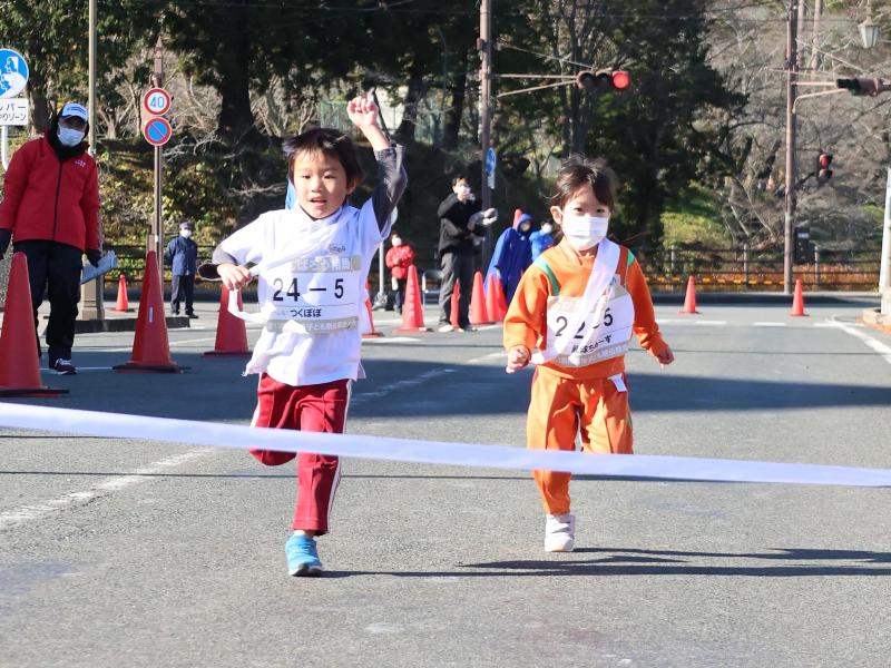 ゴールする園児
