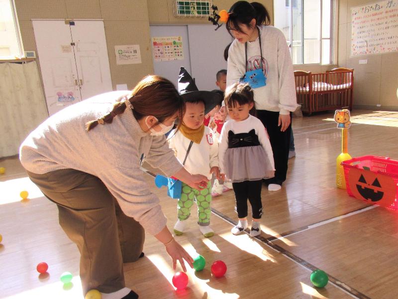 玉入れをする幼児