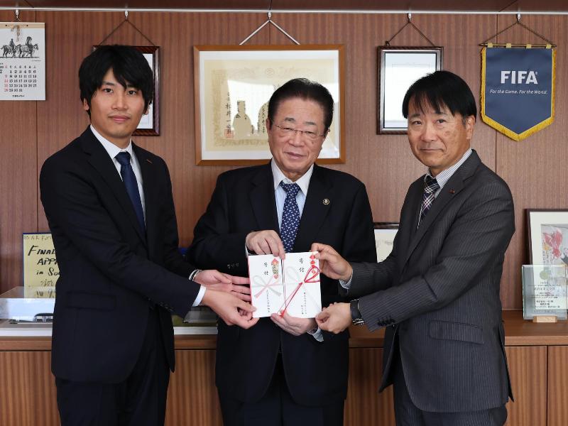 寄付を手渡す様子