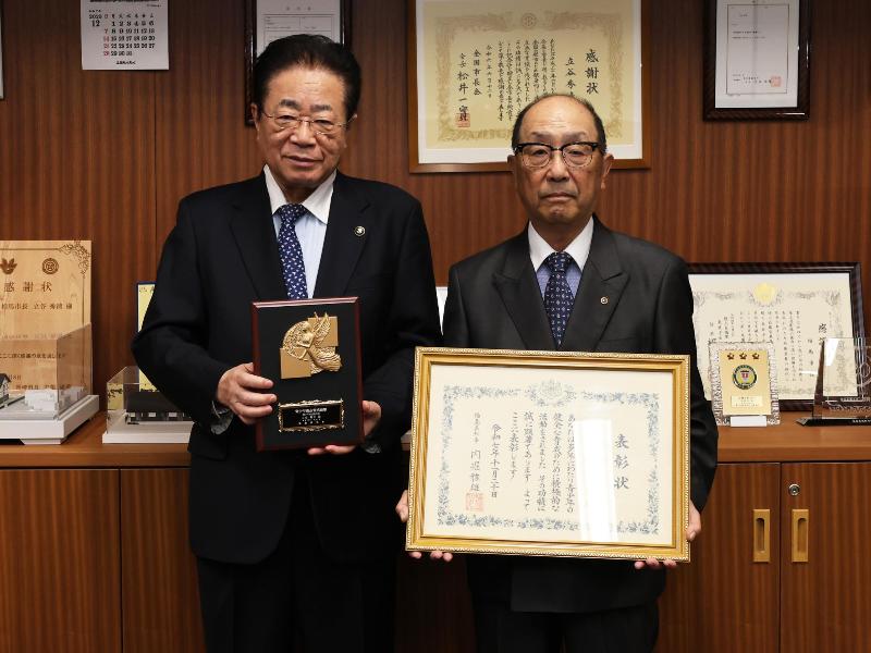 受賞を報告する石田さんの様子